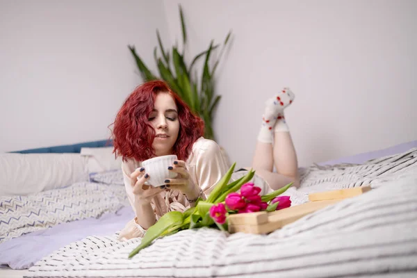 Hübsche Frau Weißen Nachthemd Frühstückt Hotelbett Tulpen Tasse Kaffee Werden — Stockfoto