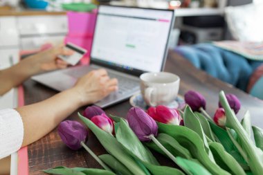 Online alışveriş için kredi kartını tutan unrecognisable kadın elinde.