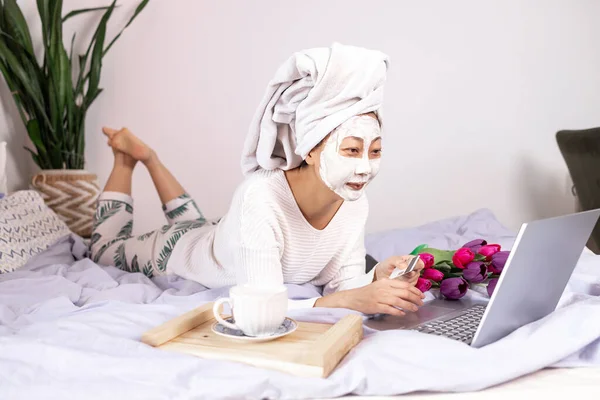 Een Vrouw Met Een Gezichtsmasker Die Thuis Geniet Haar Laptop — Stockfoto