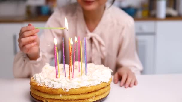 快乐的亚洲女人在生日蛋糕上点着蜡烛 有选择地关注蛋糕和面容 — 图库视频影像