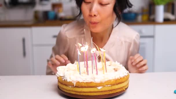 Zbliżenie Azjatki Zamkniętymi Oczami Życzy Sobie Dmucha Świeczki Torcie Urodzinowym — Wideo stockowe