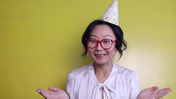 Hombre Golpeando Cara Amigo Pastel Cumpleaños Divirtiéndose Retrato Mujer Asiática — Vídeo de stock