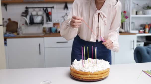 Koken Decoratie Van Taart Kaarsen Meisje Hand Keuken Versieren Witte — Stockvideo