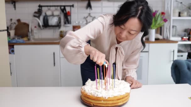 Glückliche Asiatin Zündet Kerzen Auf Einer Geburtstagstorte Nahaufnahme Selektiver Fokus — Stockvideo