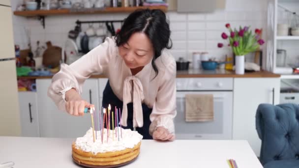 Щаслива Азіатка Запалює Свічки Торті Дня Народження Зблизька Вибіркова Увага — стокове відео