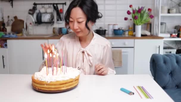 Glückliche Asiatin Zündet Kerzen Auf Einer Geburtstagstorte Nahaufnahme Selektiver Fokus — Stockvideo