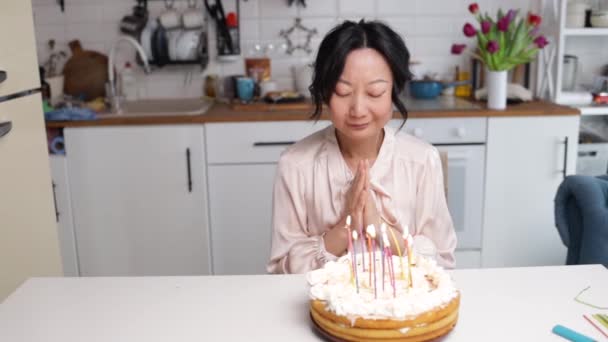 Primer Plano Mujer Asiática Con Los Ojos Cerrados Pidiendo Deseos — Vídeo de stock
