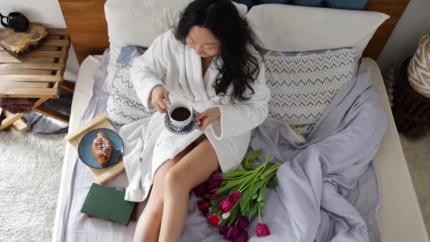 Inspirált Fiatal Ázsiai Élvezi Romantikus Reggeli Ágyban Boldog Élet Pihenés — Stock videók