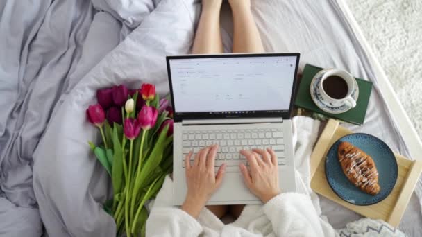 Mujer Positiva Mediana Edad Pijama Con Computadora Portátil Blogueando Mientras — Vídeos de Stock