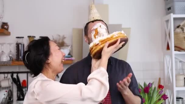 Жена Разбивает Мужу Лицо Торт День Рождения Развлекаясь Портрет Смешного — стоковое видео