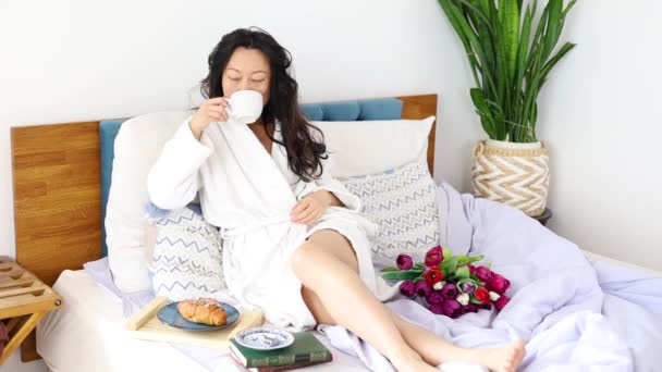 Boldog Ázsiai Ágyban Reggel Egy Gyönyörű Reggel Kávéval Croissanttal Tökéletes — Stock videók