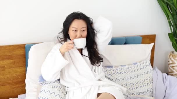 Boldog Ázsiai Ágyban Reggel Egy Gyönyörű Reggel Kávéval Croissanttal Tökéletes — Stock videók