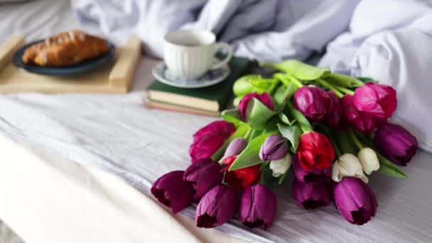 Desayuno Cama Taza Café Croissant Plato Flores Primavera Tulipanes Ropa — Vídeos de Stock