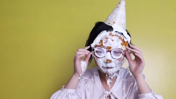 Ragazzo Lancia Una Torta Una Ragazza Sporco Compleanno Ragazza — Video Stock