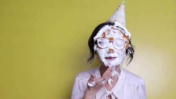 Joven Lanza Pastel Una Chica Chica Cumpleaños Sucia — Vídeo de stock