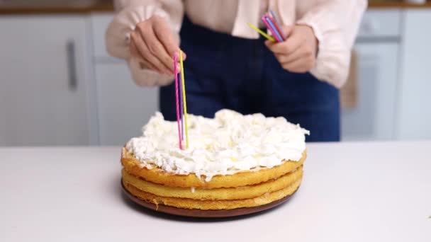 Приготовление Украшение Торта Свечи Рука Девушки Кухне Украшает Торт Белого — стоковое видео