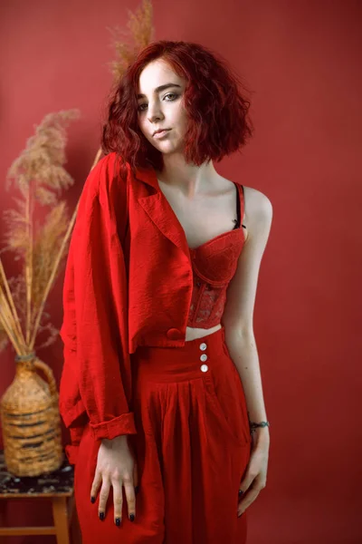 Joven Mujer Moda Traje Rojo Fondo Rojo — Foto de Stock