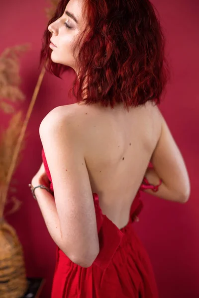 Ωραία Κυρία Όμορφη Πλάτη Που Καλύπτεται Από Κόκκινο Μετάξι Κόκκινο — Φωτογραφία Αρχείου