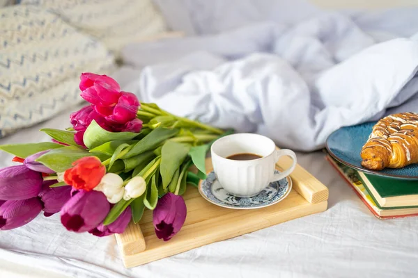 Snídaně Podávaná Láskou Posteli Káva Croissant Tulipány Tácu Bílém Ložním — Stock fotografie