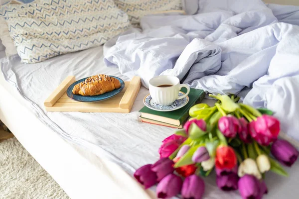 Snídaně Podávaná Láskou Posteli Káva Croissant Tulipány Tácu Bílém Ložním — Stock fotografie