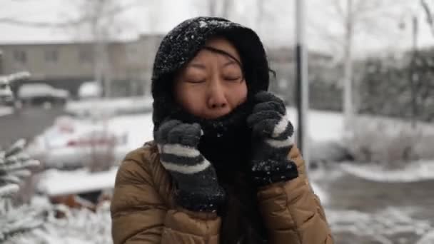 Ασιάτισσα Που Περπατάει Κατά Διάρκεια Της Χιονόπτωση Φυσάει Χιόνι Θύελλα — Αρχείο Βίντεο