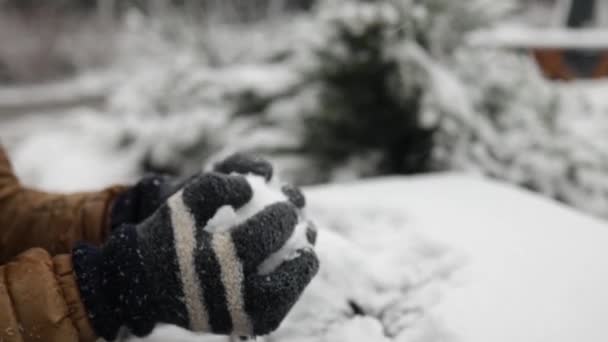Kesztyűs Kézzel Létrehozva Egy Apró Hóembert Hógolyóból Szabadban — Stock videók