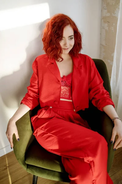 Modig Ung Kvinna Röd Kostym Röd Bakgrund — Stockfoto