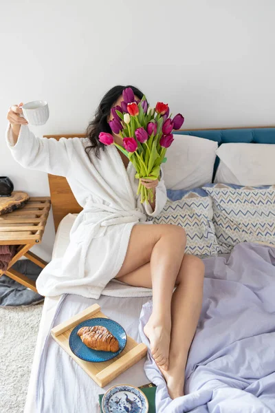 Inspirado Joven Asiática Mujer Disfrutando Romántico Desayuno Cama Feliz Vida — Foto de Stock