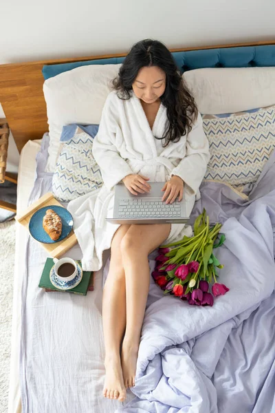 Een Jong Aziatisch Meisje Zit Morgens Bed Gebruikt Een Laptop — Stockfoto