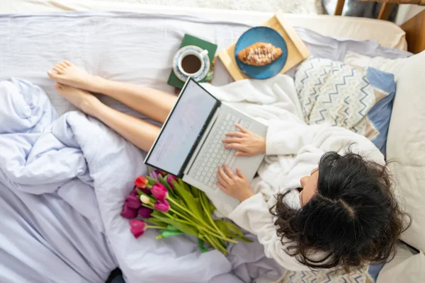 Młoda Azjatka Siedzi Rano Łóżku Używa Laptopa Rogaliki Pije Kawę — Zdjęcie stockowe