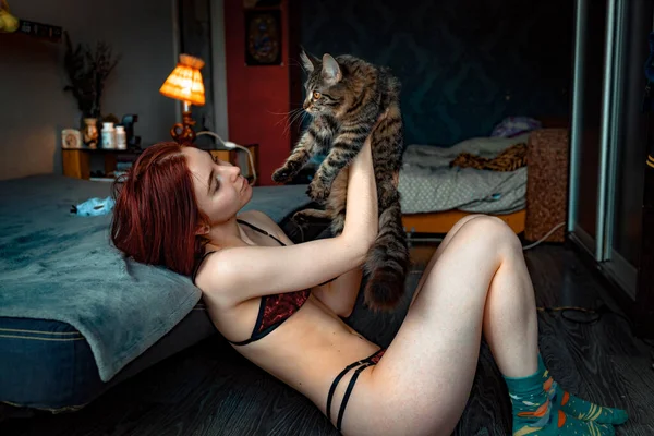 Mulher Caucasiana Com Gato Deitado Chão Madeira Inclinado Cama Vestindo — Fotografia de Stock
