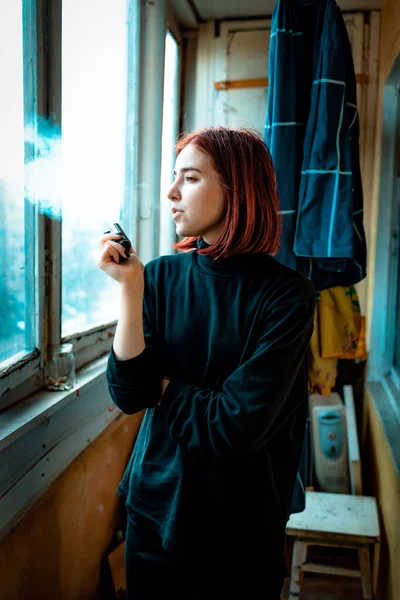 Deprimida Chica Rusa Mirando Hacia Otro Lado Fumando Cerca Ventana —  Fotos de Stock