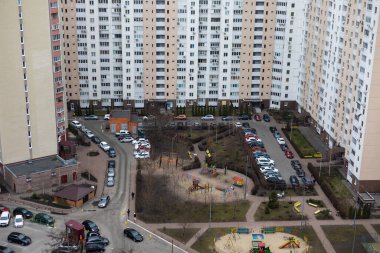 Eski binaların yakınındaki otopark, hava manzaralı. Yaşam sektörü