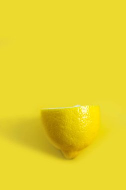 Sarı arka planda taze yarım limon.
