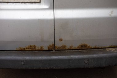 Eski arabanın gövdesinde metal korozyon. Paslı çelik yüzey, arka plan ve hasarlı doku. Pas kavramını durdurur ve önler. Koruma ve araba boyama. Profesyonel boya ve onarım..