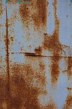 Eski arabanın gövdesinde metal korozyon. Paslı çelik yüzey, arka plan ve hasarlı doku. Pas kavramını durdurur ve önler. Koruma ve araba boyama. Profesyonel boya ve onarım..