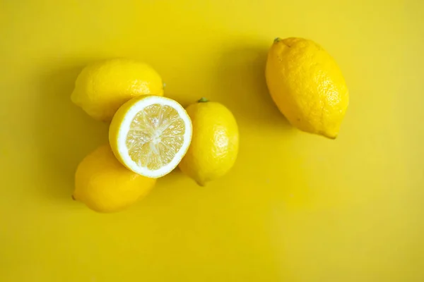 Lemon Segar Pada Latar Belakang Kuning — Stok Foto