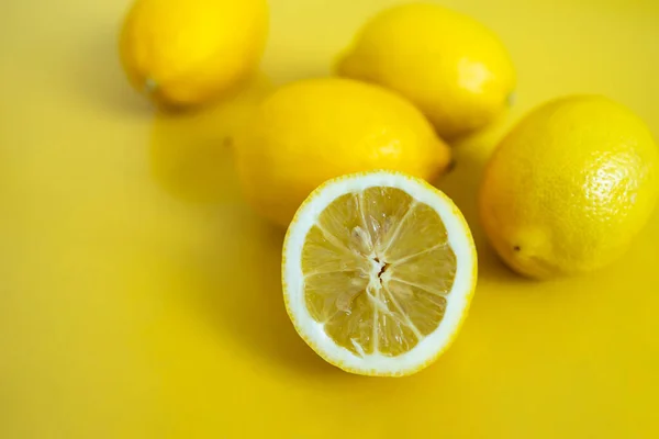 Вид Зверху Свіжий Лимон Жовтому Фоні — стокове фото