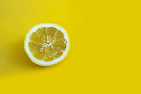 Один Ломтик Лимона Желтом Фоне — стоковое фото