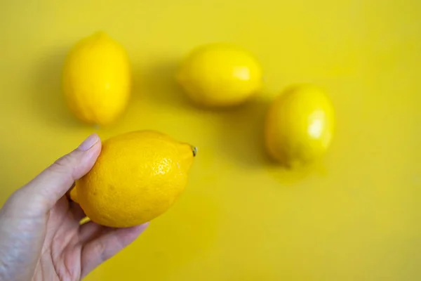 Вид Зверху Свіжий Лимон Жовтому Фоні — стокове фото