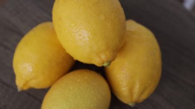 Limon Döndürme. Citrus meyveleri, izole edilmiş. Lemons 'un geçmişi. Bağışıklık sistemi için sağlıklı vejetaryen gıda ve C vitamini.