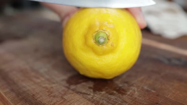 ダマスカスナイフはジューシーなレモンを切る ジュースがまな板に流れ込む — ストック動画