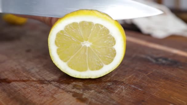 Дамасский Нож Режет Сочный Лимон Сок Попадает Разделочную Доску — стоковое видео