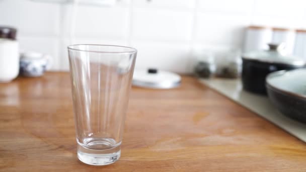 Rent Vatten Hällde Glas Närbild Klar Färskt Dricksvatten Fyllning Glas — Stockvideo