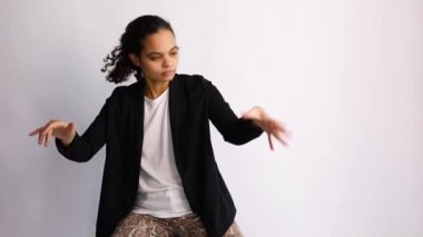 Masada piyano çalıyormuş gibi yapan genç Afrikalı kadın. Bir piyano hayal ediyor..