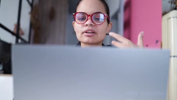 若いアフリカのビジネス女性がビデオ通話で通信しています 民族の実業家は ラップトップコンピュータを見て話す オンライン会議の距離オフィスチャット 仮想トレーニングの概念 — ストック動画