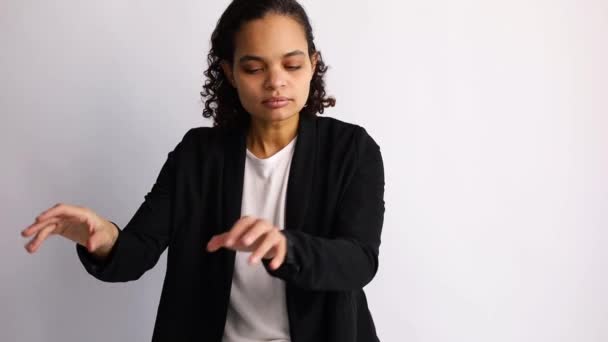 Una Joven Africana Fingiendo Tocar Piano Mesa Sueña Con Piano — Vídeos de Stock