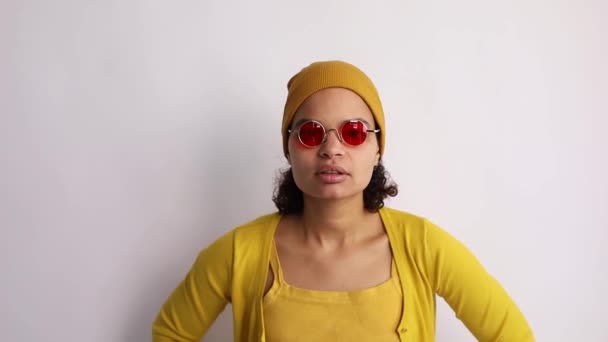 Siyahi Kadın Kızgın Orta Parmak Stüdyoda Mavi Arka Planda Izole — Stok video