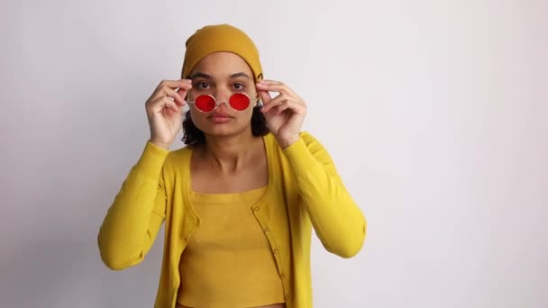 Портрет Крутої Африканської Дівчини Червоних Стильних Сонцезахисних Окулярах Жовтий Светр — стокове відео