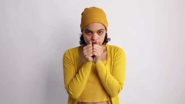 Afrikansk Teenager Pige Gemmer Sig Ansigt Hænderne Hun Trækker Skjorte – Stock-video